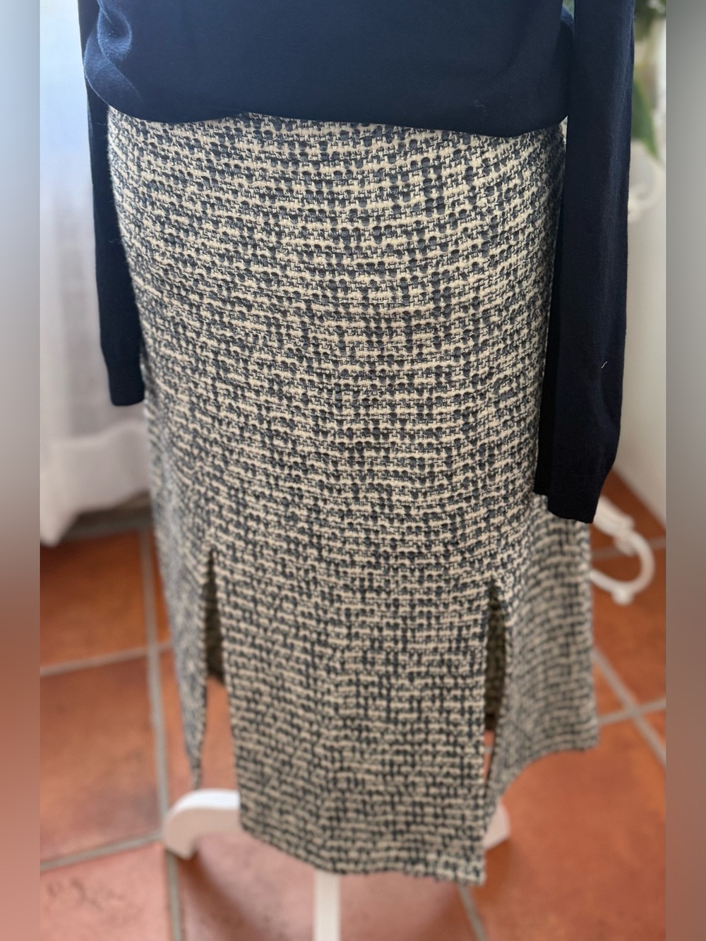 St. John Black and Cream Tweed Pencil Skirt with Front Slits - Size 6